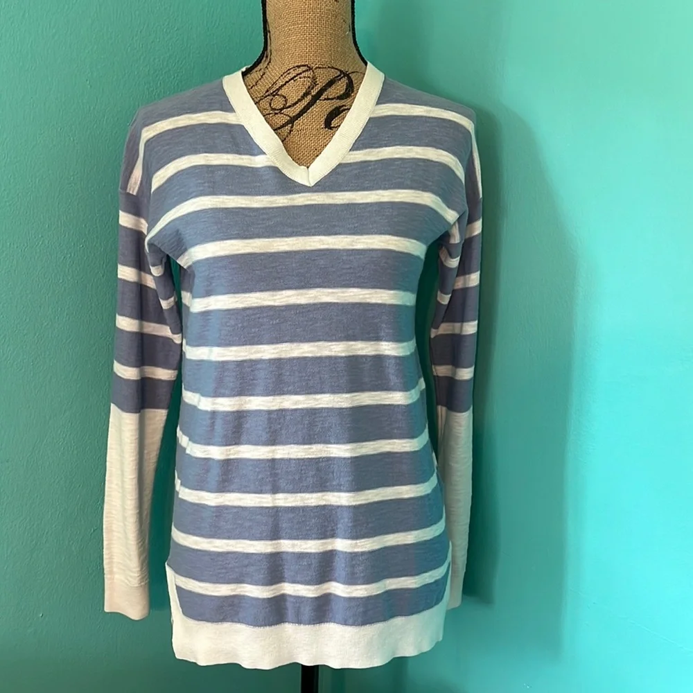 EUC Vince Long Sleeve Lightweight Striped V-neck Sweater